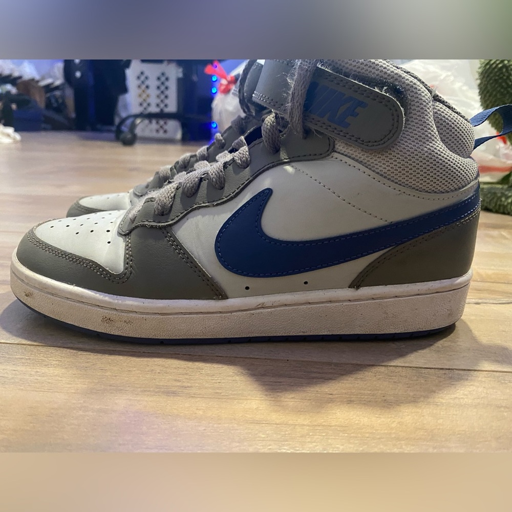 Nike Air Forces Size 6 Youth. 2022
Court Borough Mid 2 PS 'Grey Fog Mystic Navy'